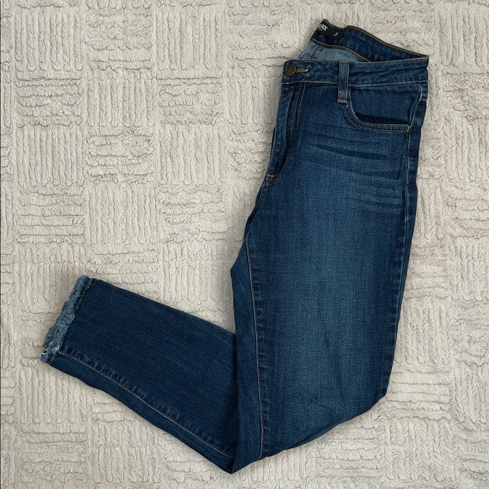 Just Black frayed ankle jeans, blue wash, Size 28
Style SF119-28 Cut 23198